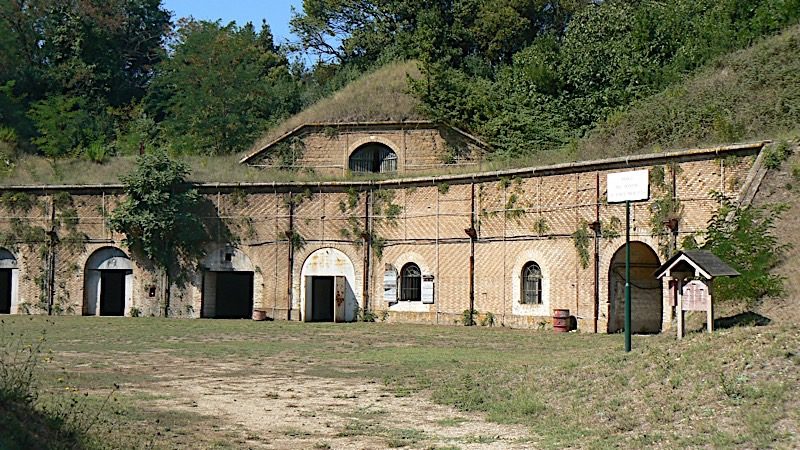 Il terrapieno all’interno di Forte Bravetta, dove avvenivano le esecuzioni