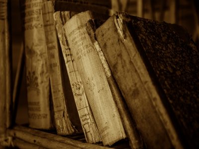 old-books-436498_1920-def