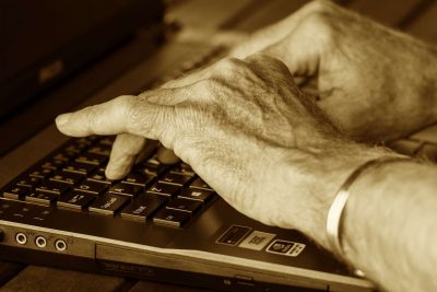 hands-545394_1920_DEF